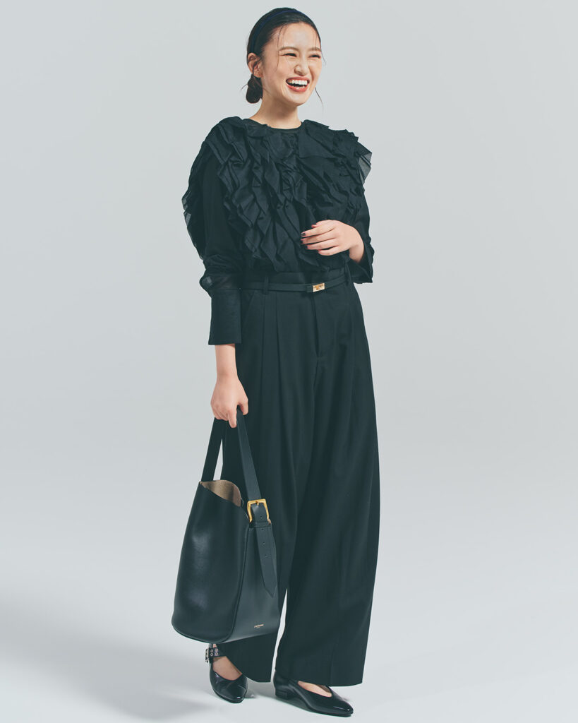 甘ブラウス×ゴールド金具で華やかシックなブラックコーデ