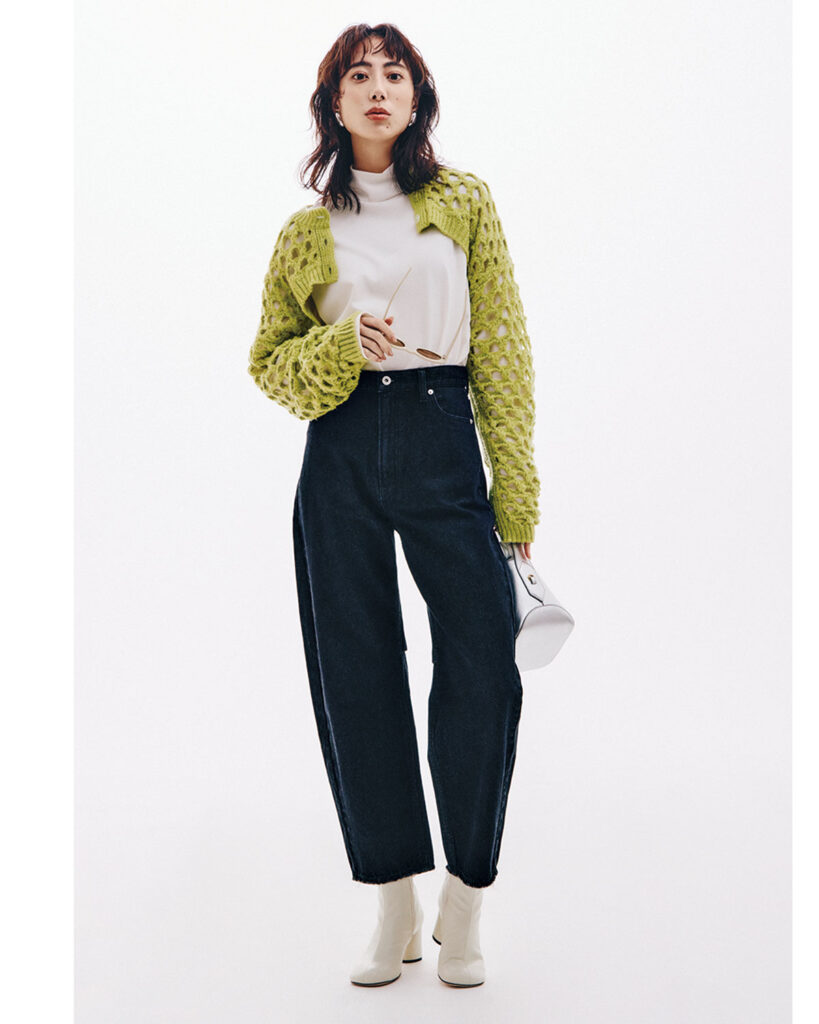 短丈ニットカーディガンにバレルデニムのコーデ