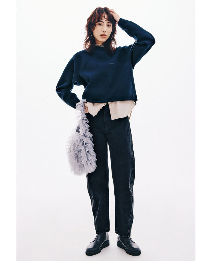 ネイビースウェットにバレルデニムのコーデ