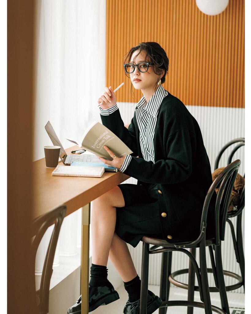 ストライプシャツにカーディガンのモノトーンコーデ