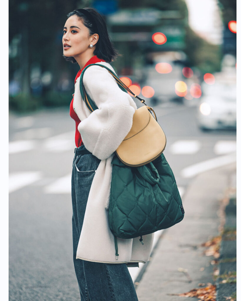 ボアコートにキルティングトート×レザーバッグのコーデ
