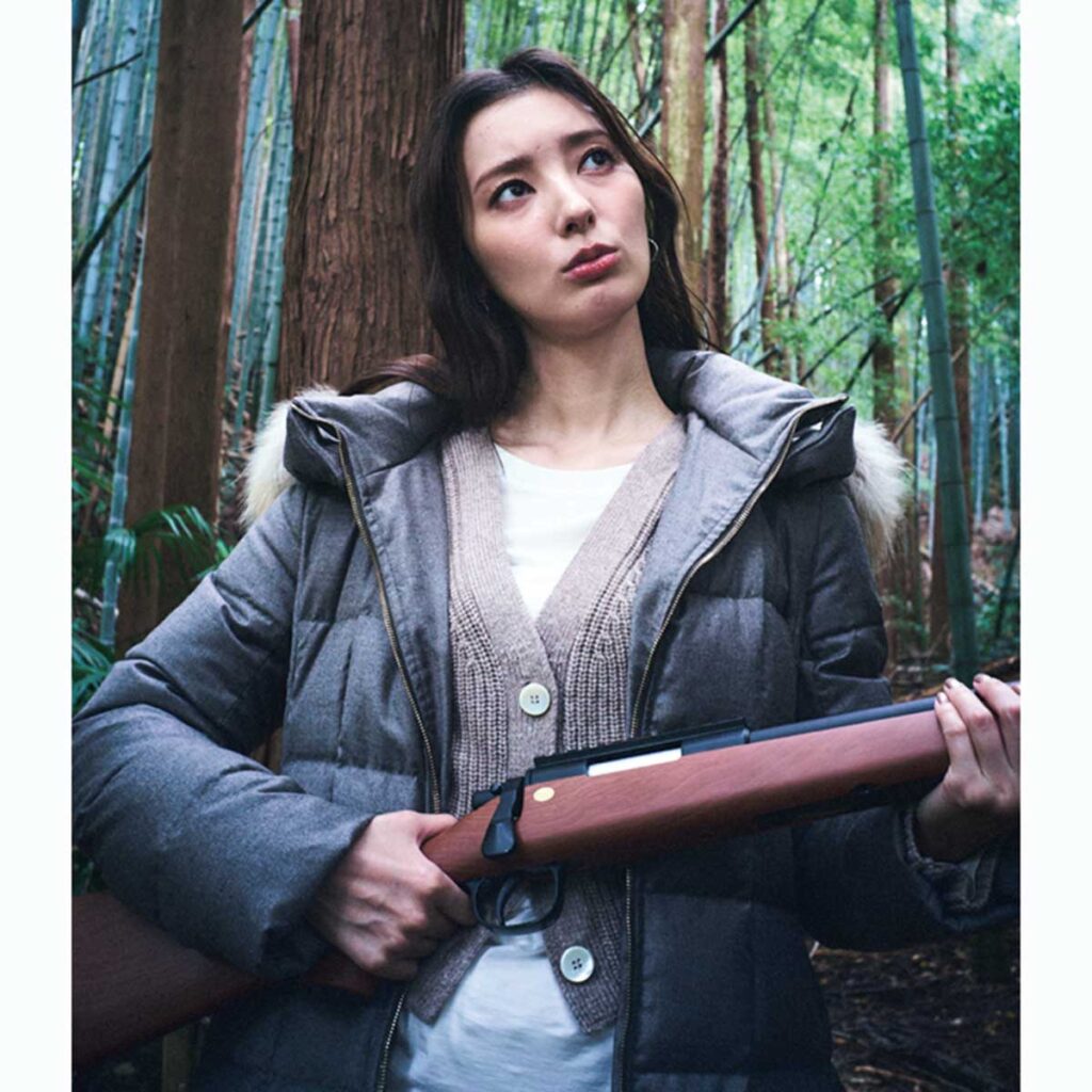 ブラウンカーディガンにロングダウンコートのコーデ