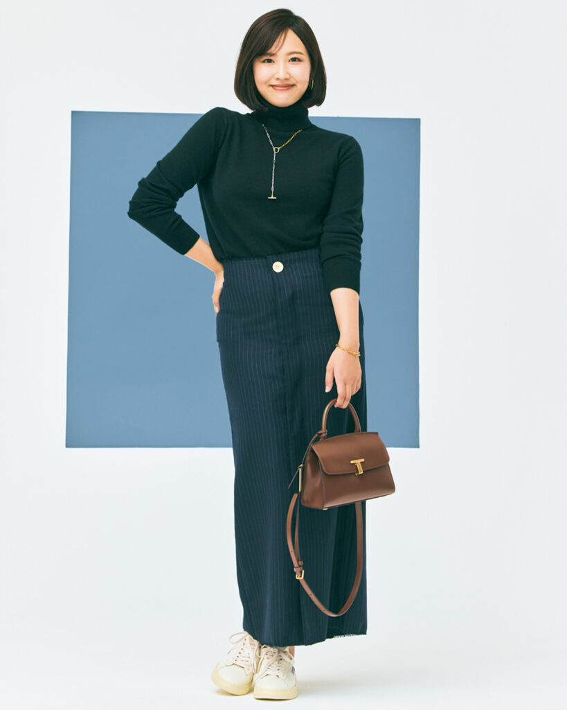 ユニクロ黒タートルにIラインスカートのコーデ