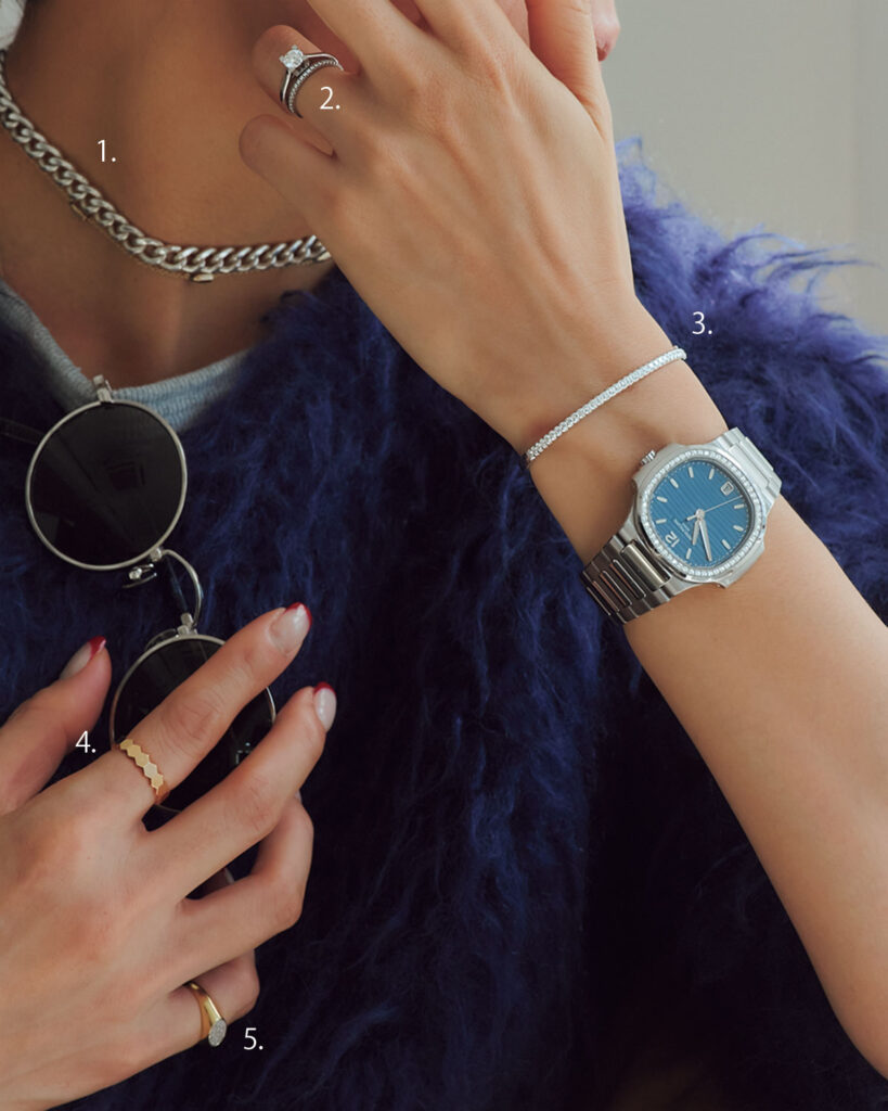 小さめフェイスの時計×細ジュエリー