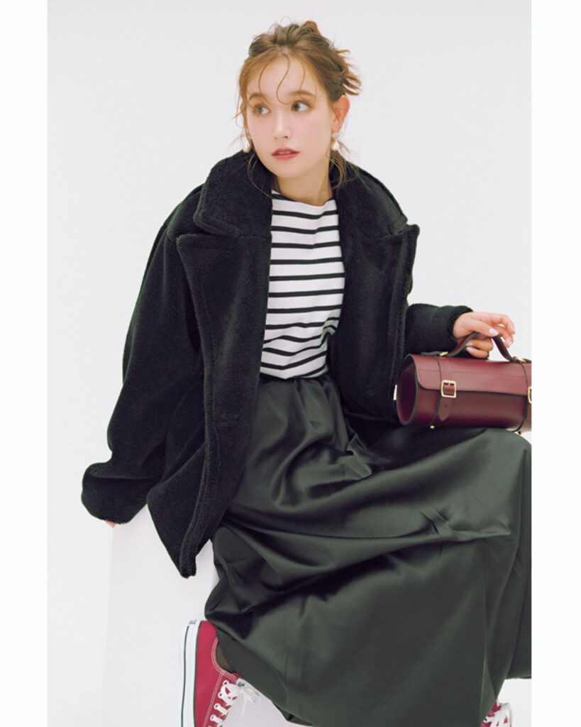 ショート丈ボアコートのコーデ