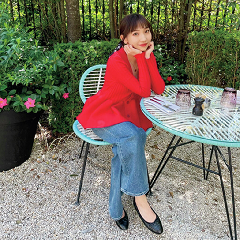 赤ニット×デニムのパリコーデ