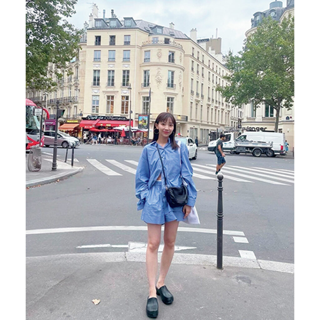 ブルーシャツのセットアップコーデ