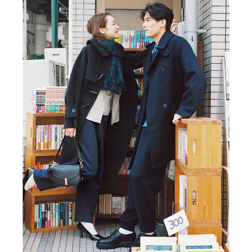 スウェットパンツとロングコートのデートコーデ