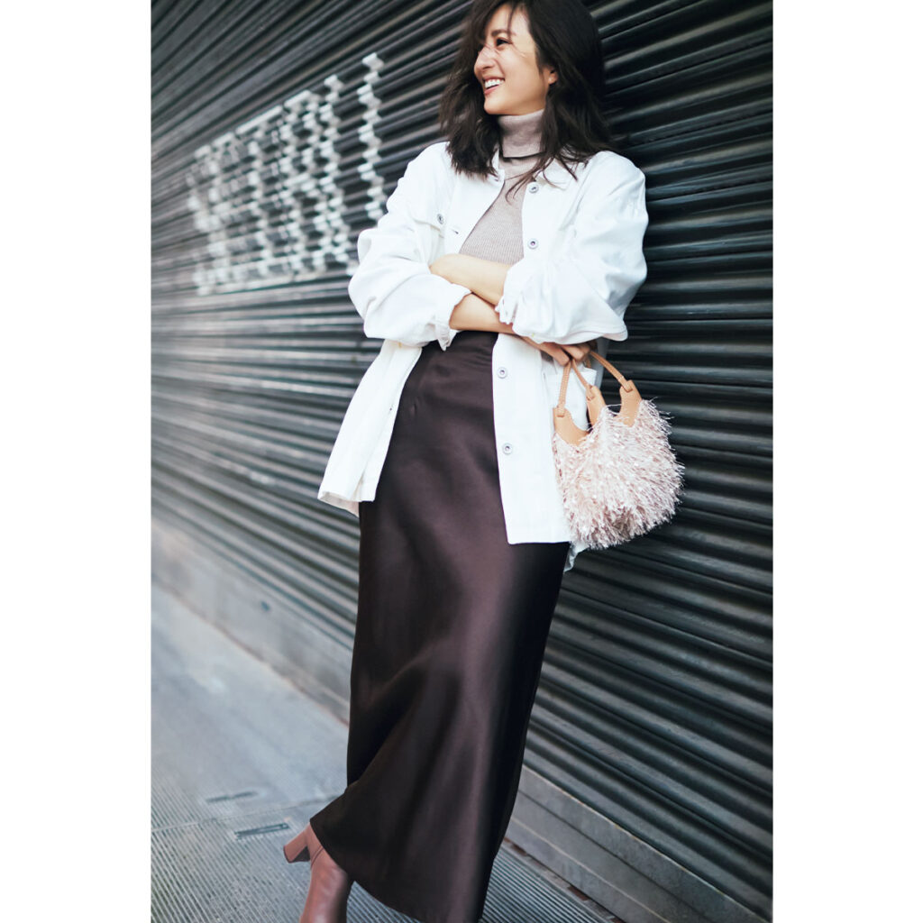 白デニムジャケットとツヤスカートのキレイめカジュアルコーデ