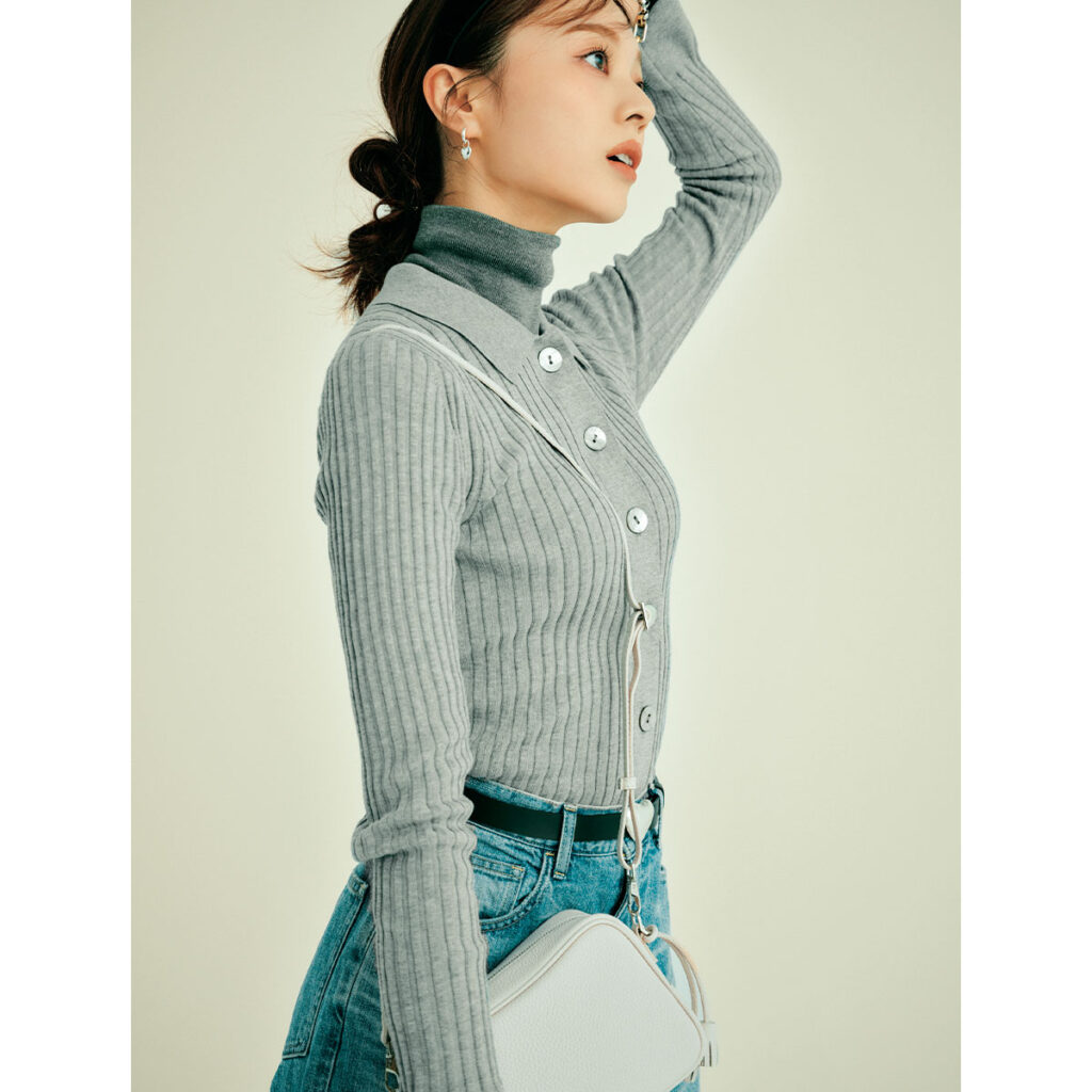 カーディガンとタートルのレイヤードコーデ