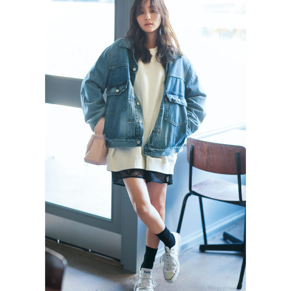メンズサイズデニムジャケットとショートパンツのコーデ