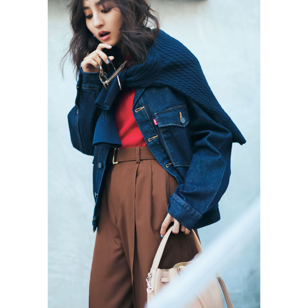 インディゴブルーデニムジャケットのコーデ