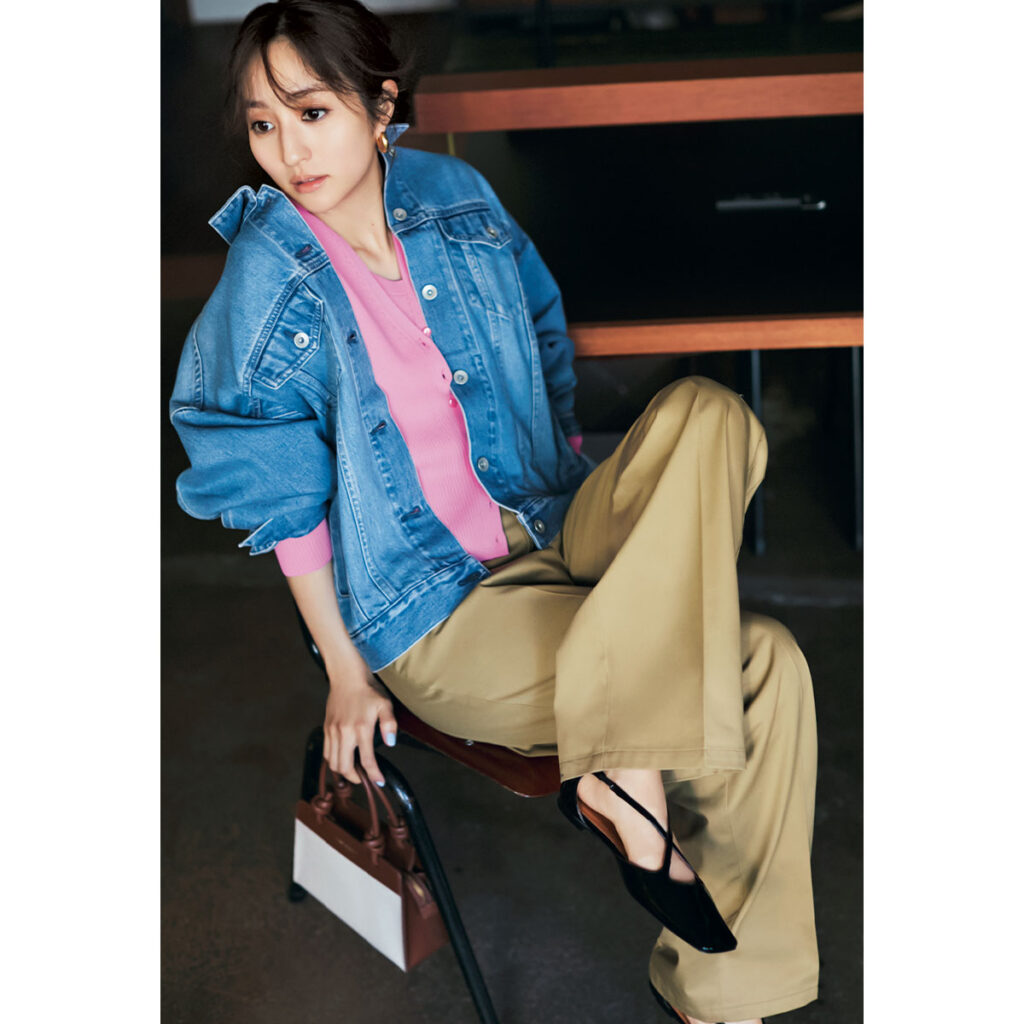 ピンクトップスとデニムジャケットのコーデ