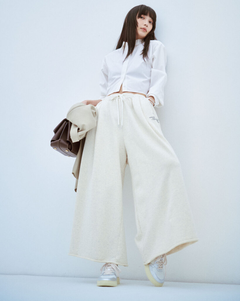 スウェットパンツのオールホワイトコーデ