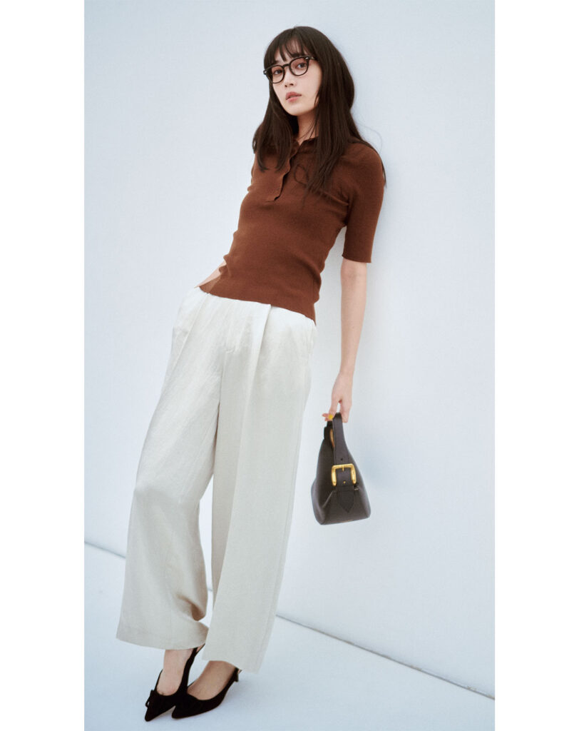 サテンパンツのコーデ