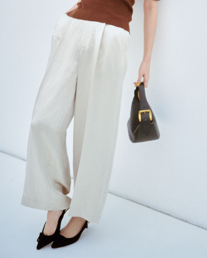 サテンパンツのコーデ