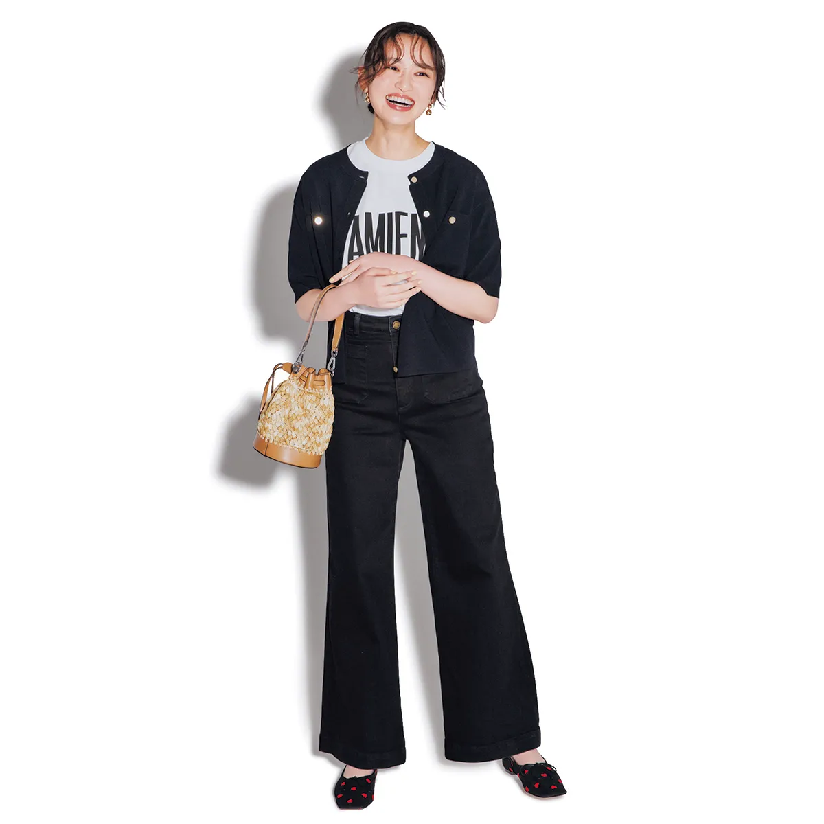 遊園地コーデにおすすめの黒パンツ×白Tシャツ×黒ジャケットの松山莉奈さん