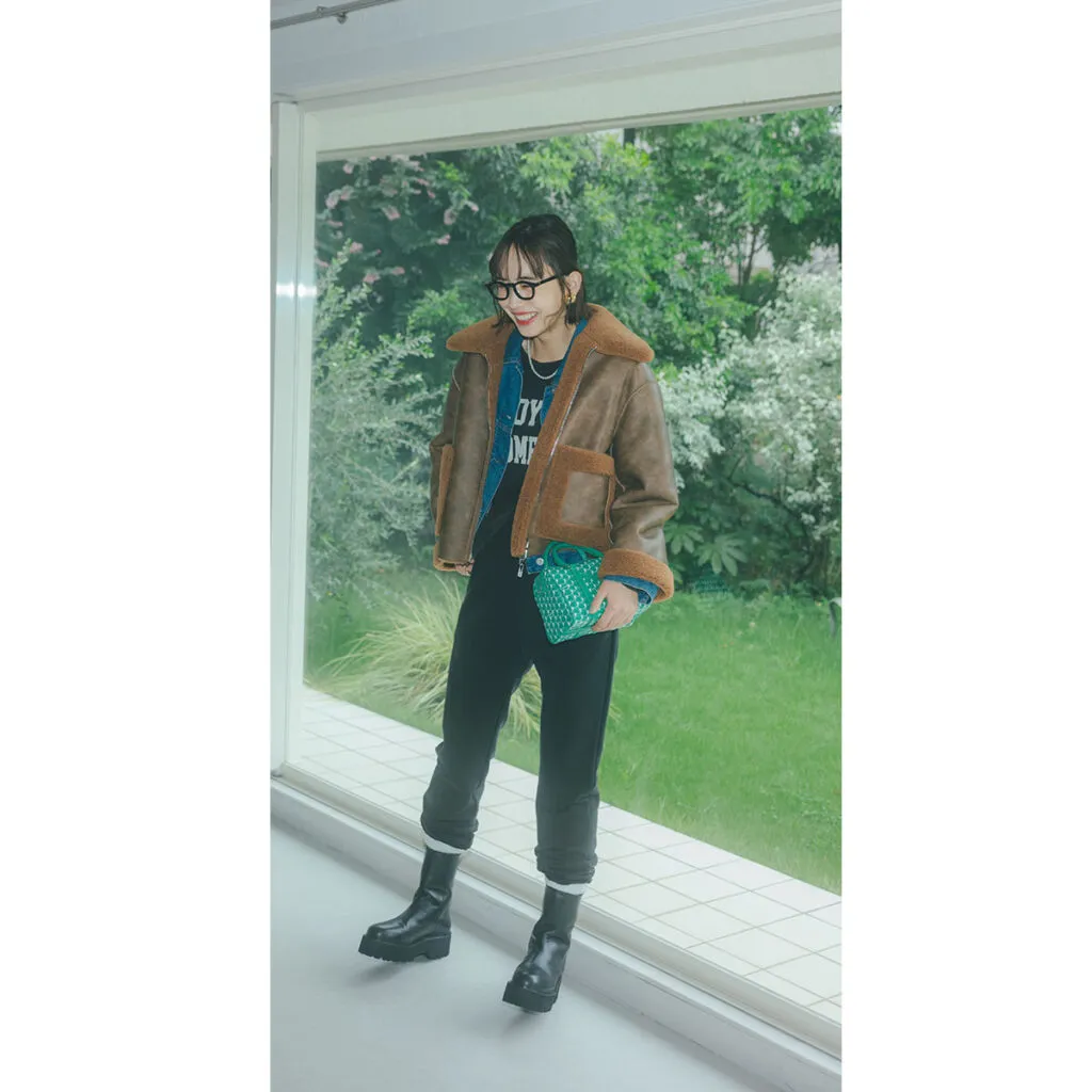 遊園地コーデにおすすめのスウェット×ムートンジャケットの井桁弘恵さん