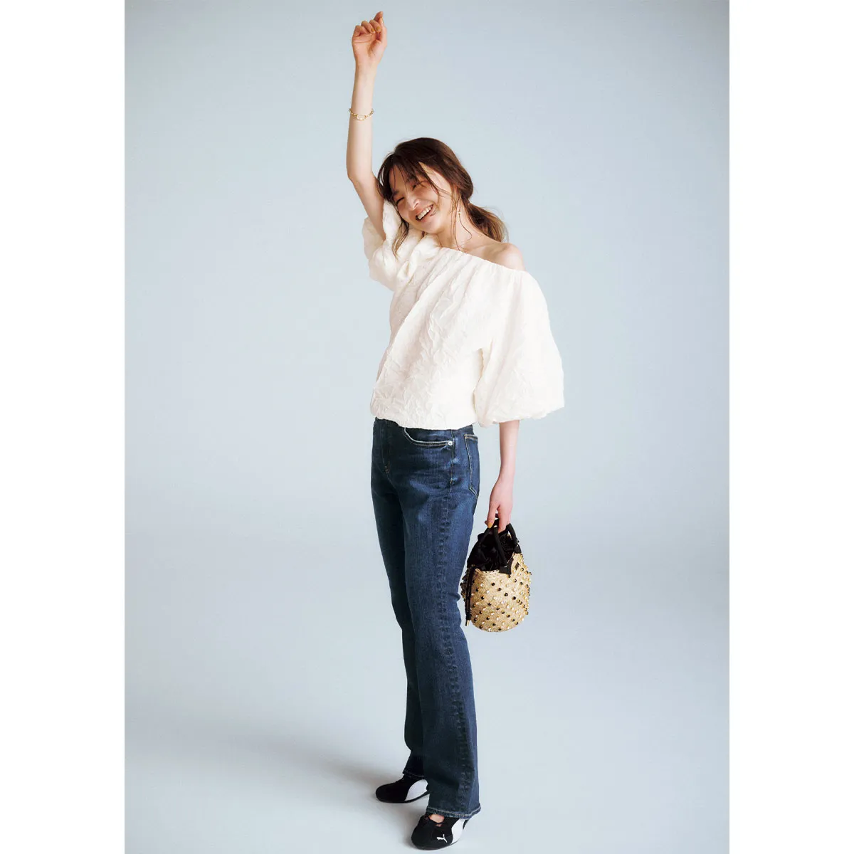 遊園地コーデにおすすめのデニムパンツ×白トップスの上西星来さん