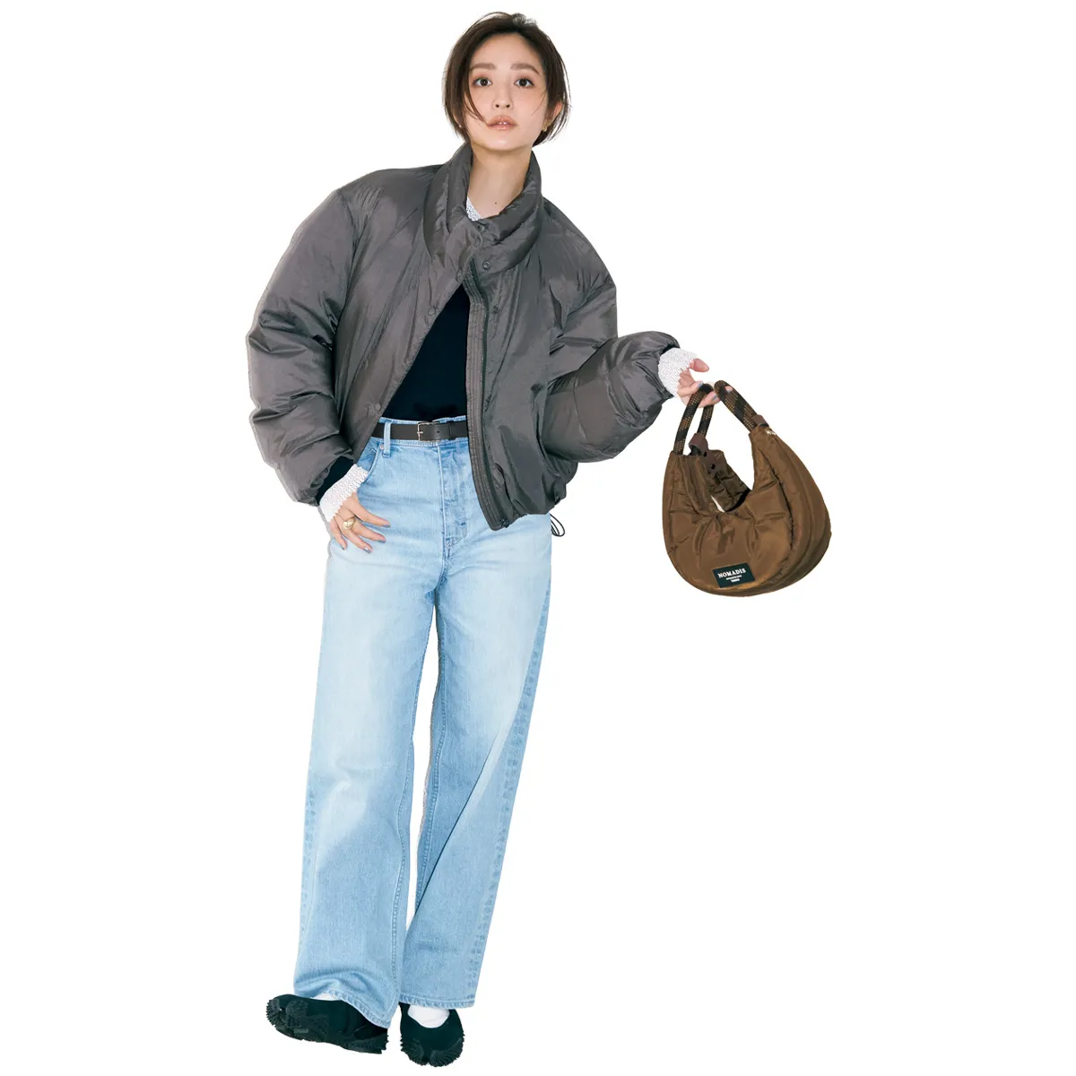 遊園地コーデにおすすめのデニムパンツ×ダウンジャケットの堀田 茜さん