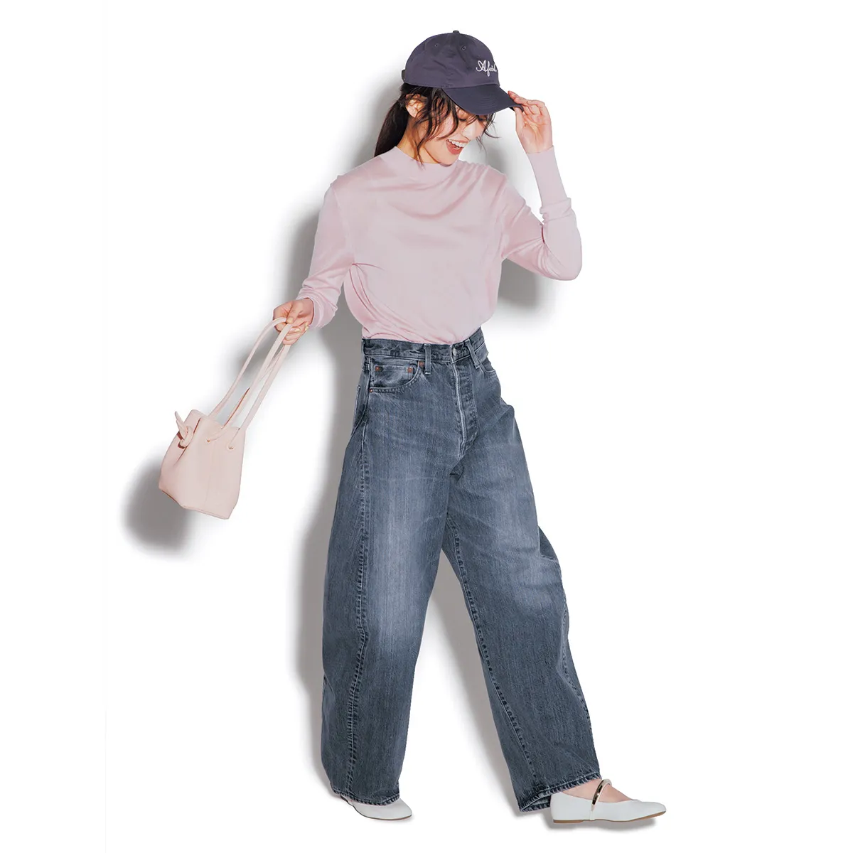 遊園地コーデにおすすめのピンクニット×バレルデニムの松山莉奈さん