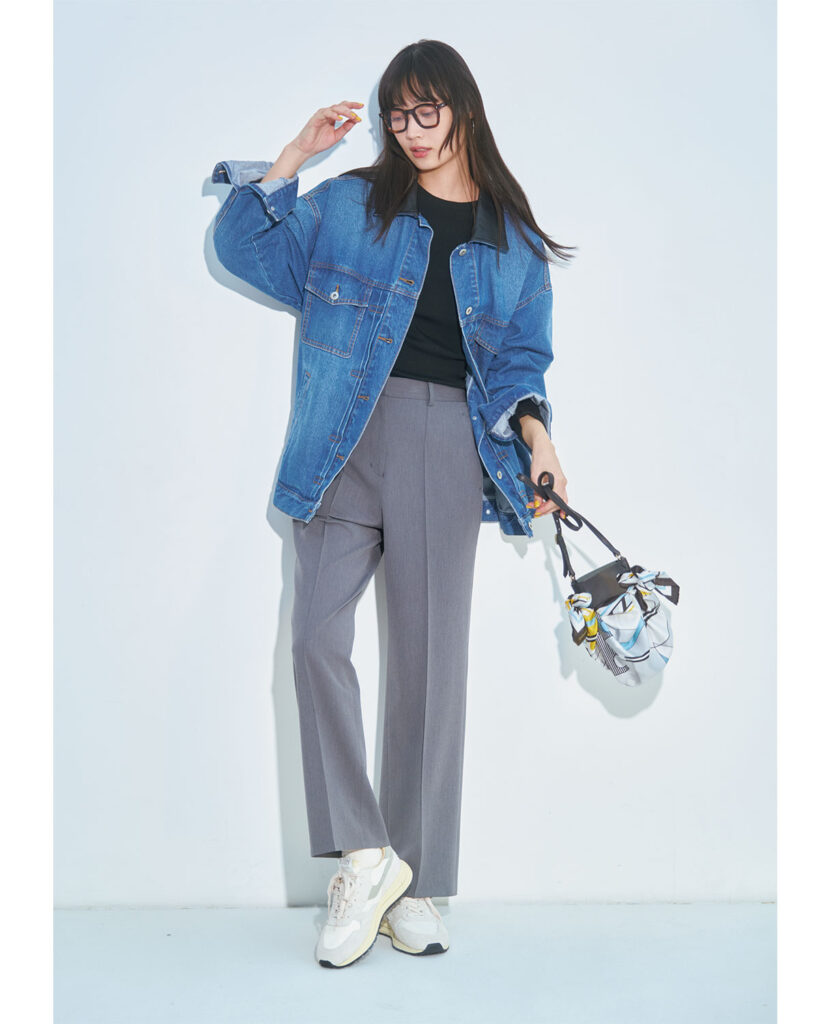 グレーのセンタープレスパンツとデニムジャケットのコーデ