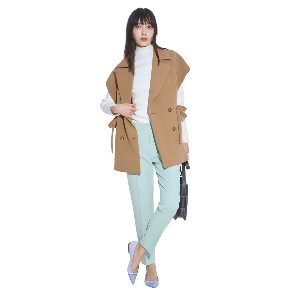 キレイ色パンツとジレのコーデ