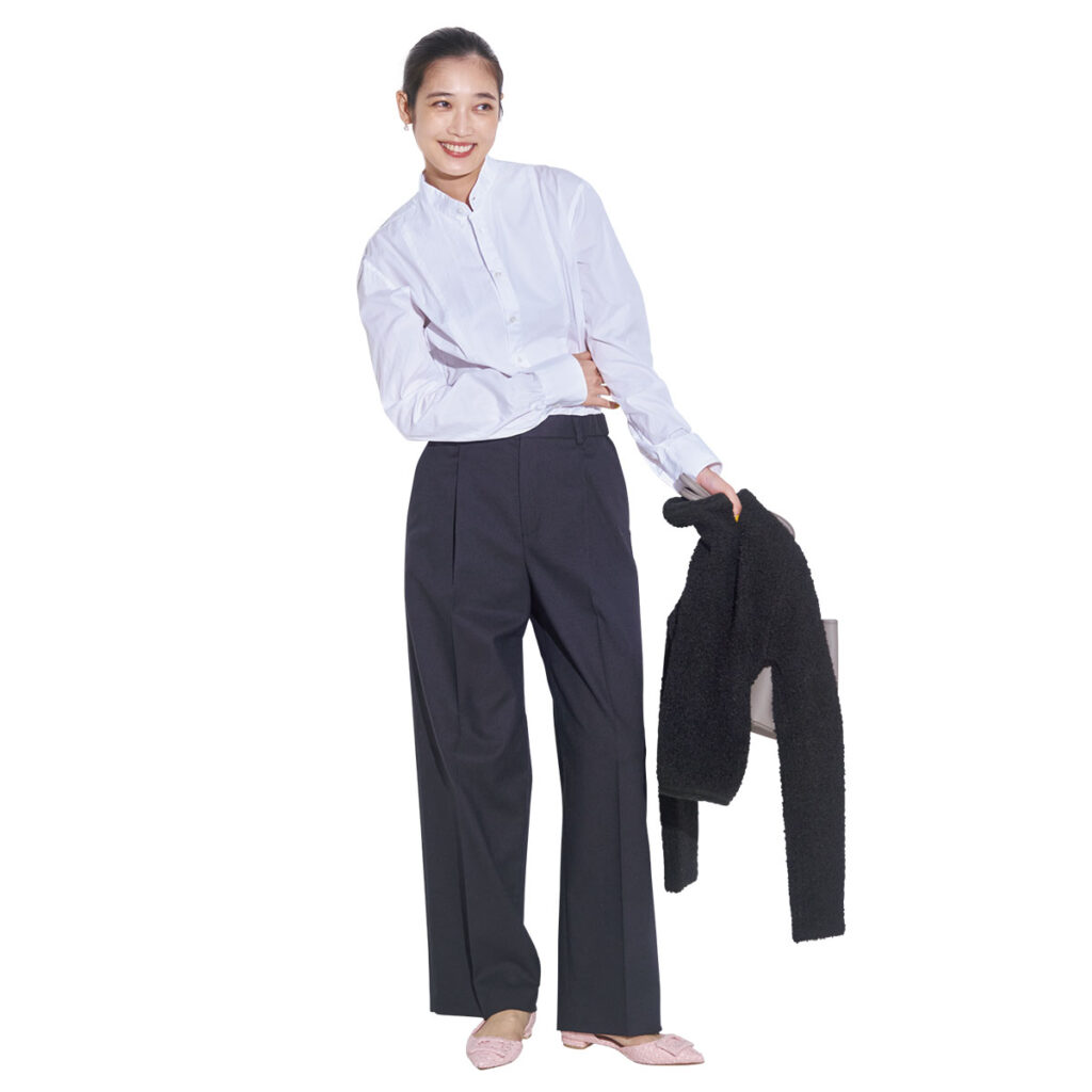 タックパンツと白シャツのコーデ