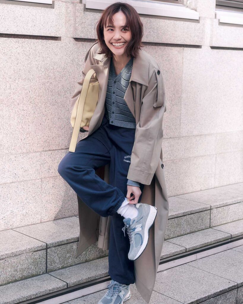 ネイビースウェットパンツとトレンチコートのコーデ