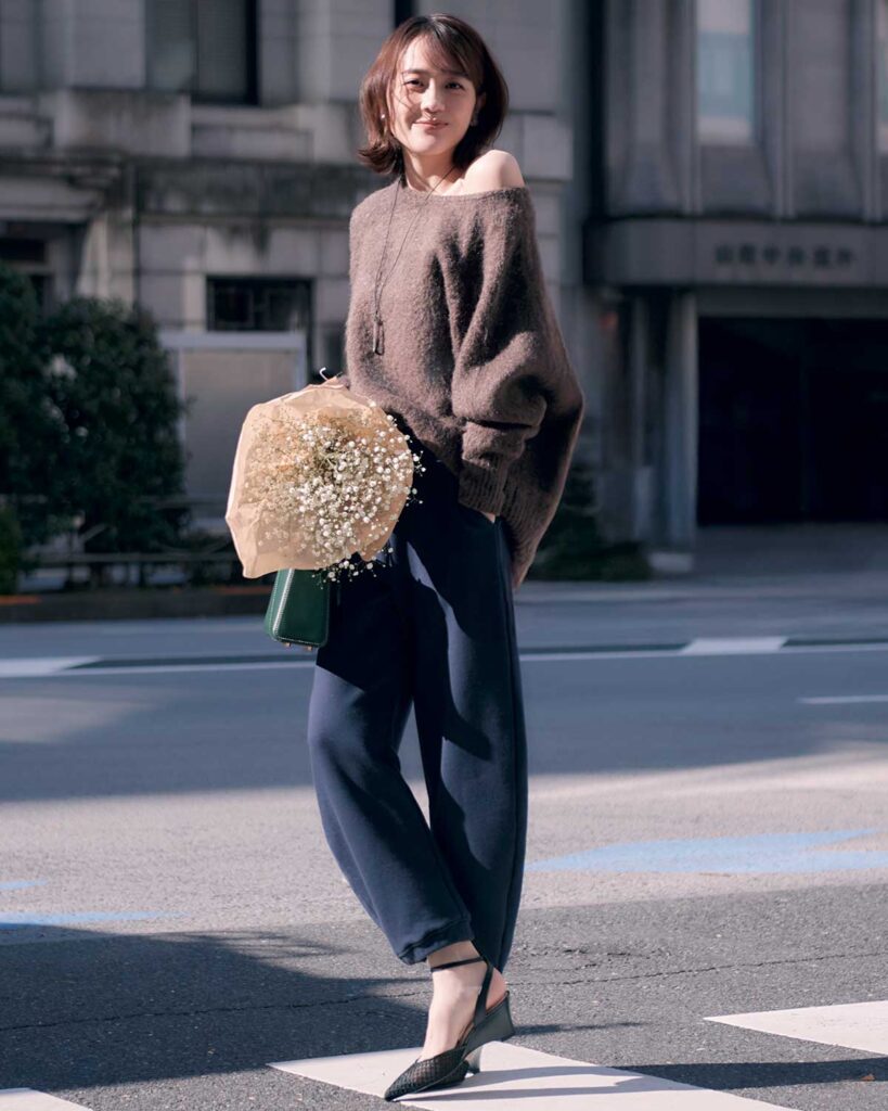 ブラウンニットとネイビースウェットパンツのコーデ