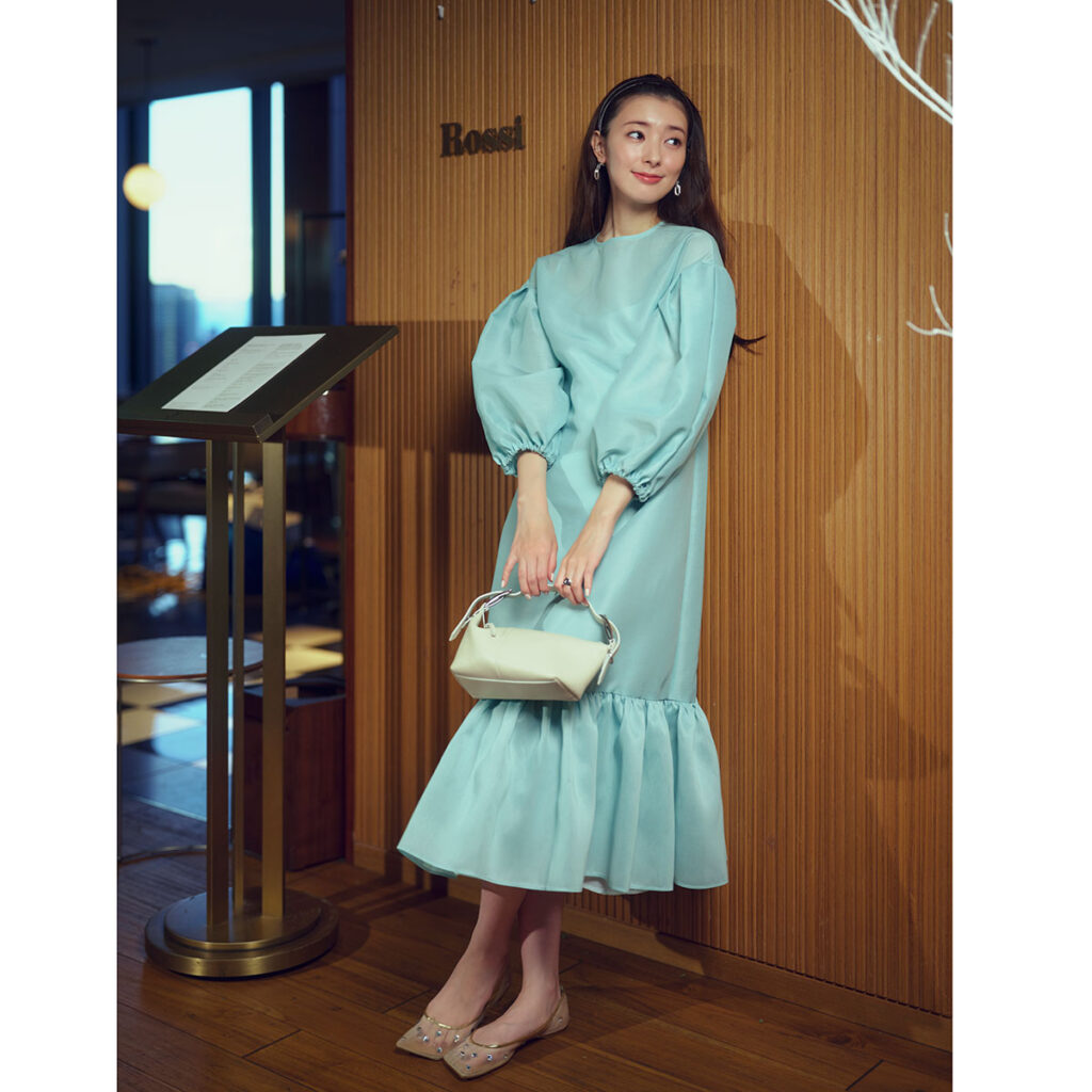 ミントグリーンのワンピースコーデ