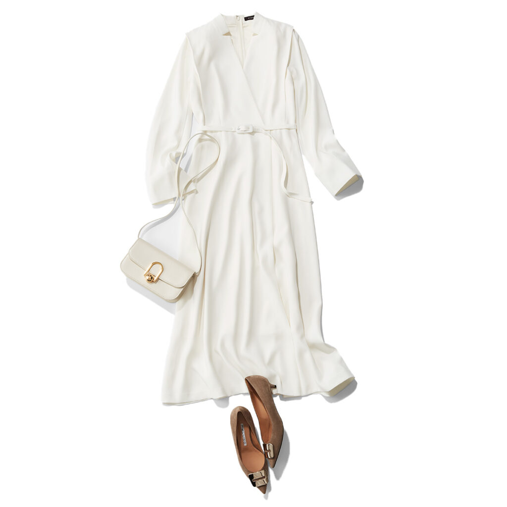 白のセミフレアシルエットワンピース