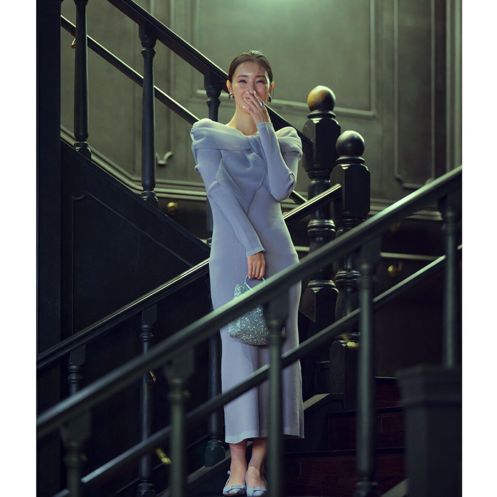 オフショルニットワンピースのコーデ