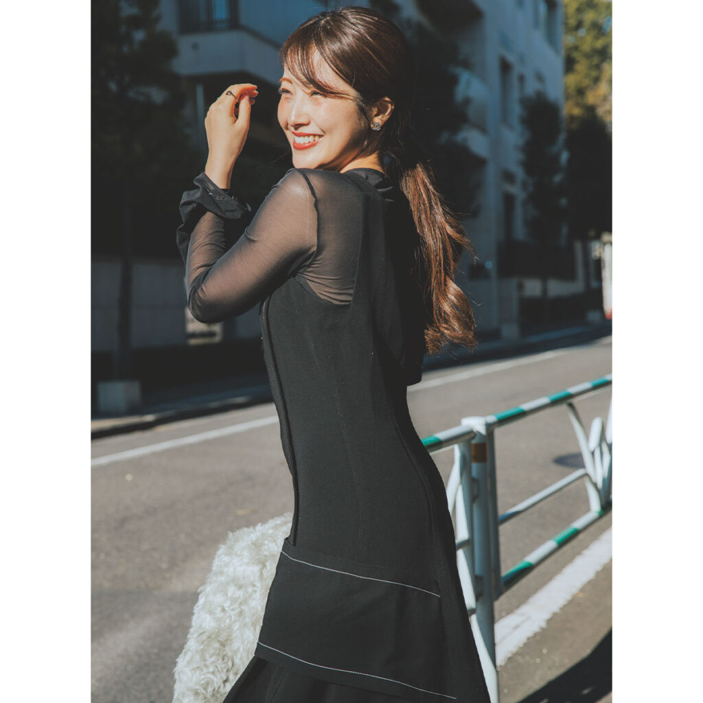 黒ワンピースのコーデ