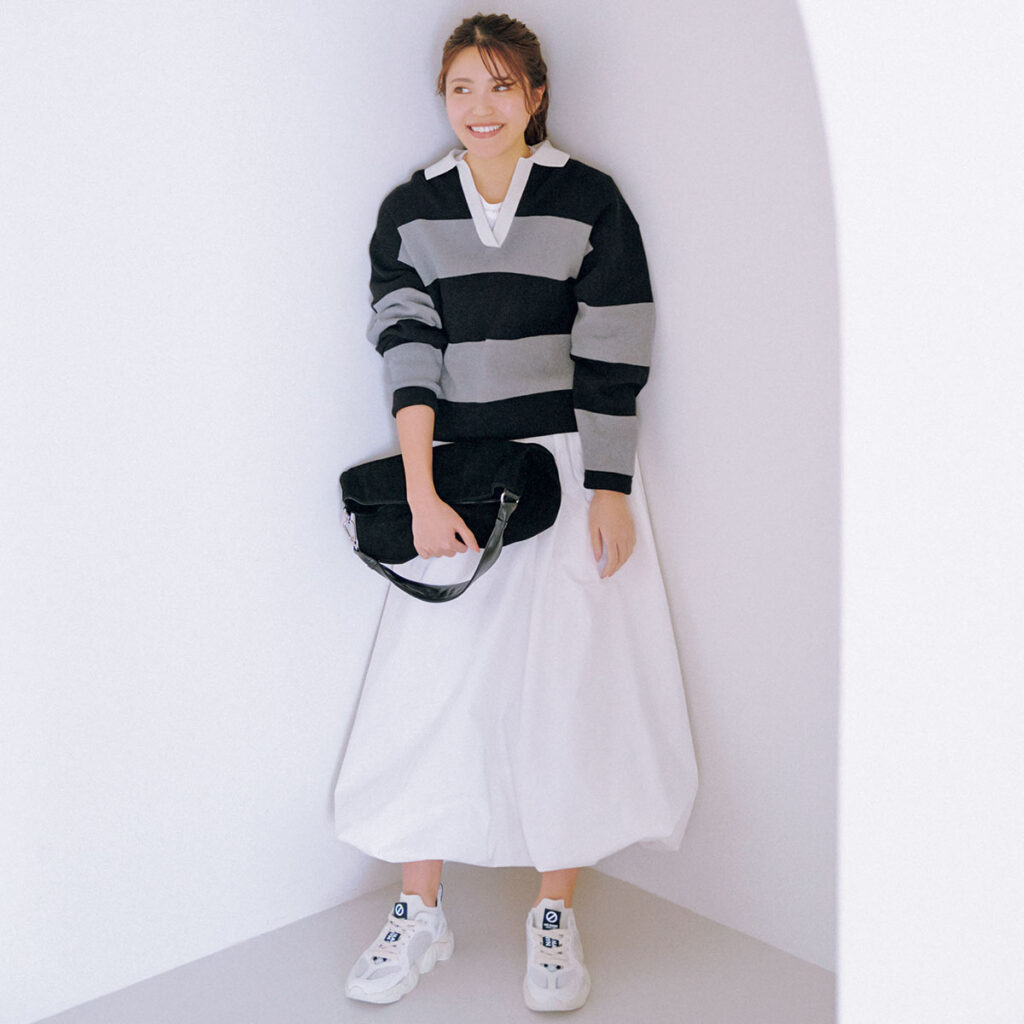 ラガーシャツと白スカートのコーデ