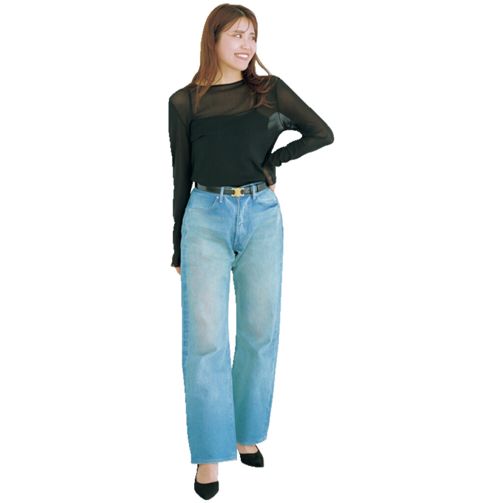 シアートップスとデニムのコーデ