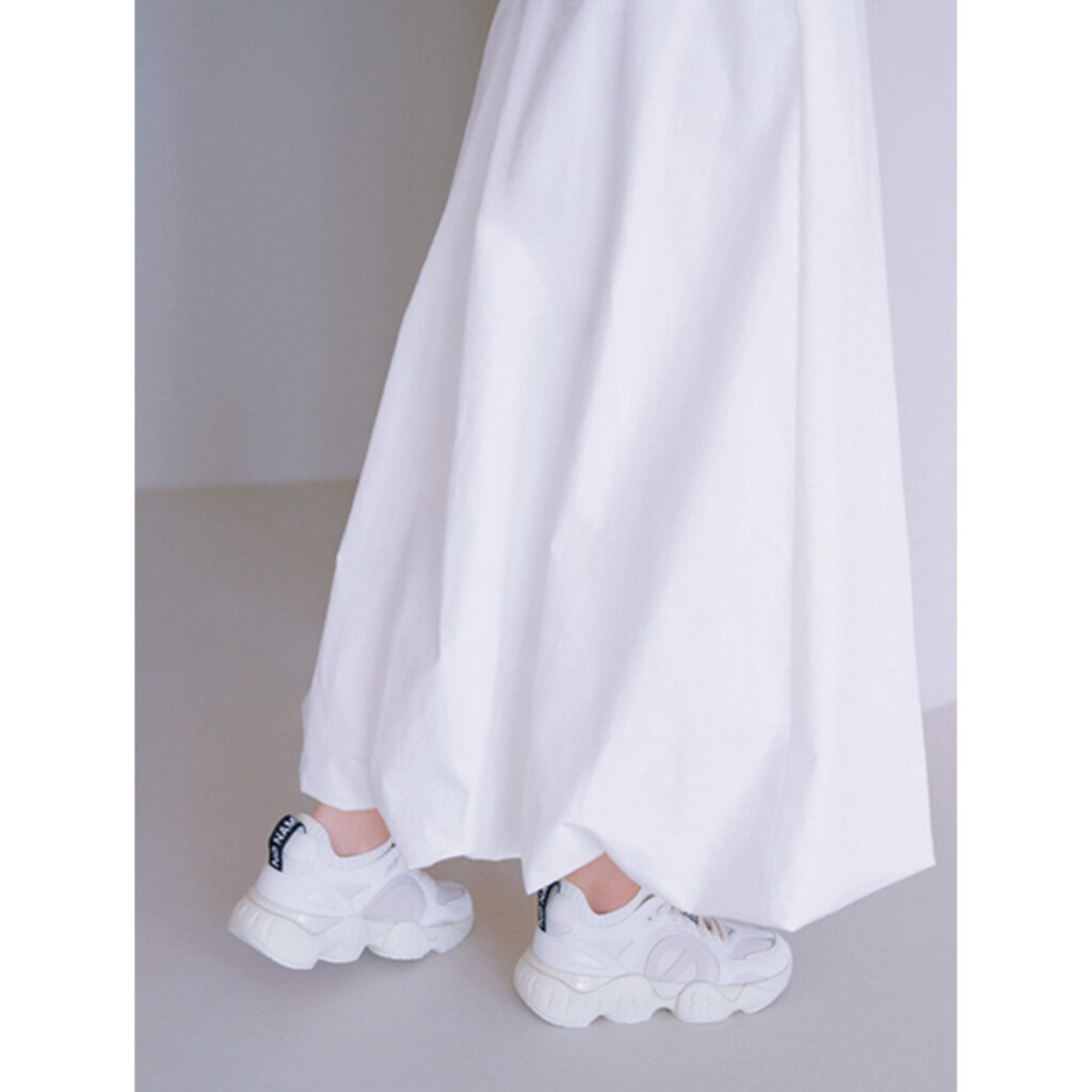 シャカシャカ素材の白スカート