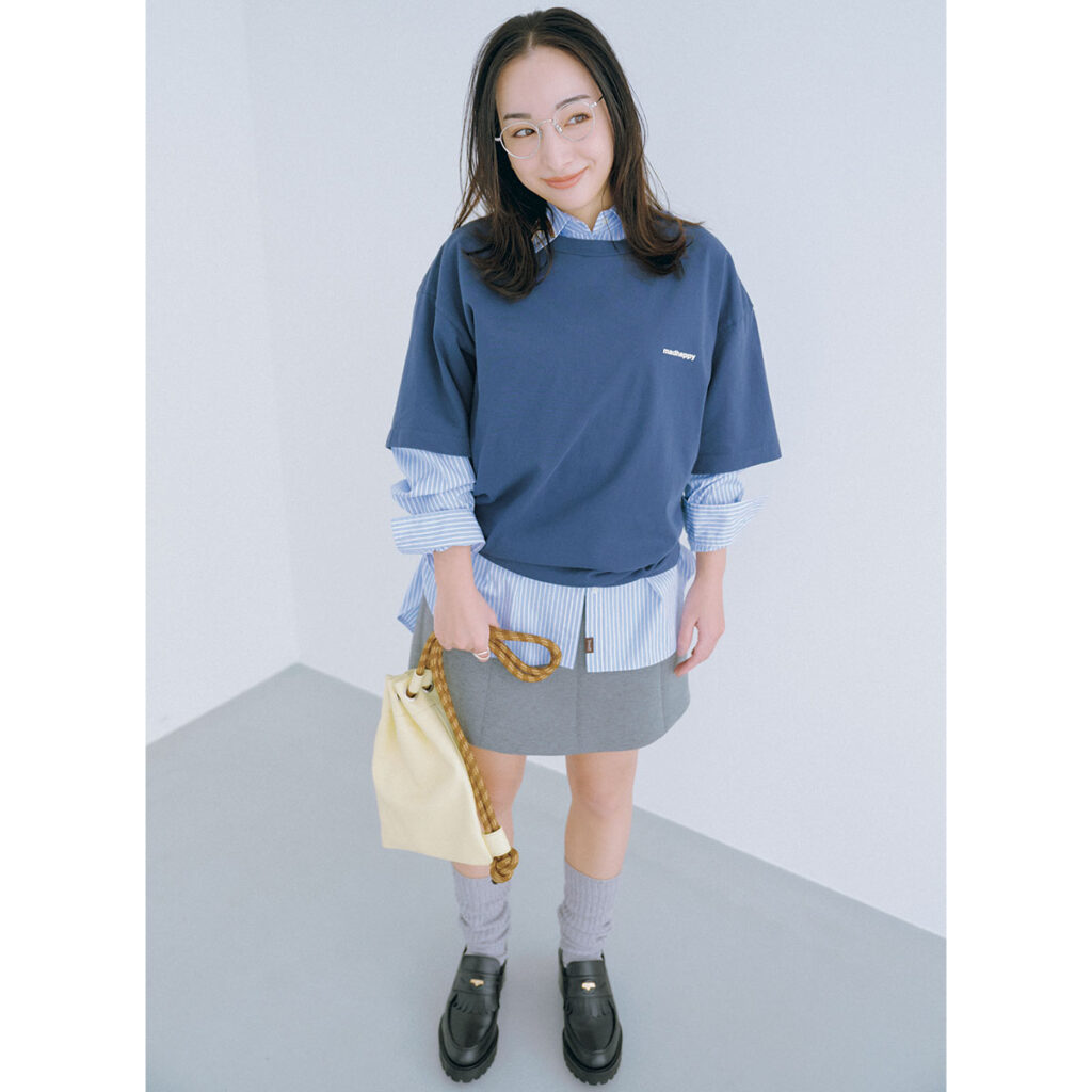 Tシャツとシャツのレイヤードコーデ