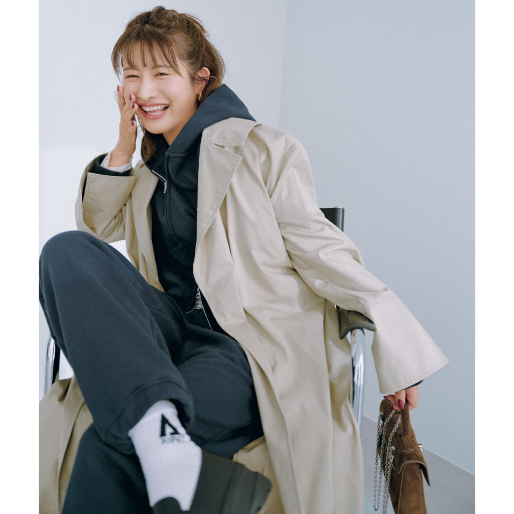 ネイビーパーカーとトレンチコートのコーデ