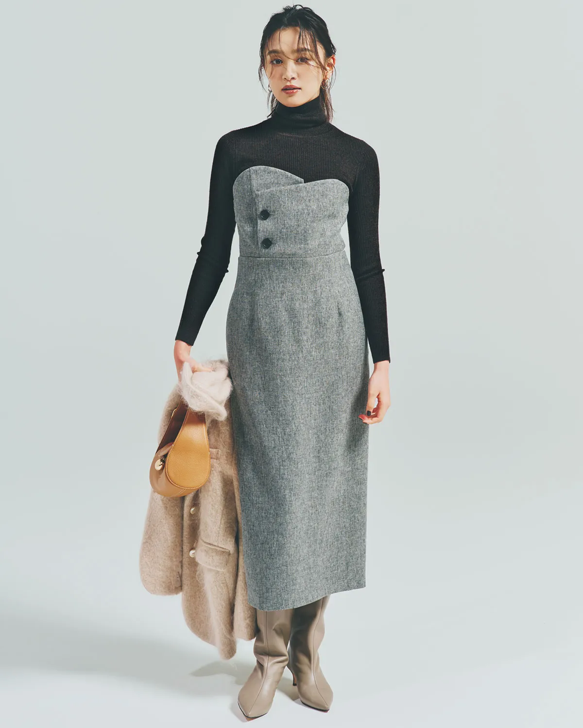 30代のきれいめコーデにおすすめのビスチェワンピース×タートルネックニットの松山莉奈さん