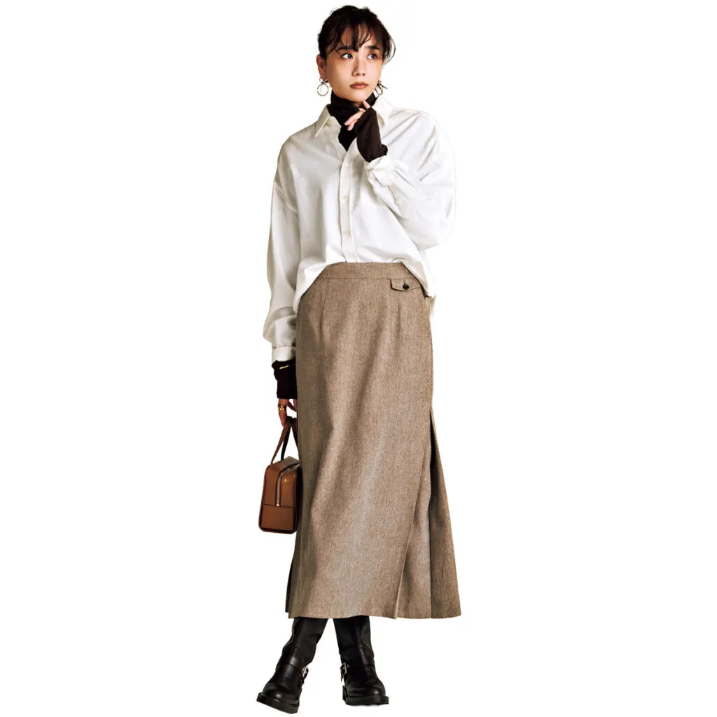 30代のきれいめコーデにおすすめの白シャツ×タートルネックトップス×ロングスカートの松井愛莉さん