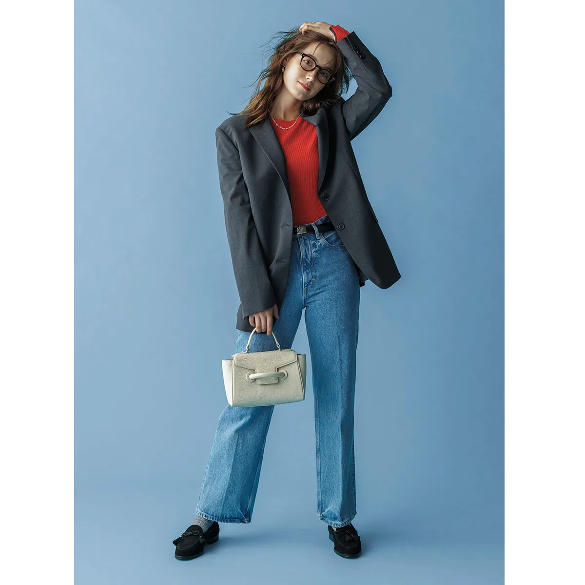 30代のきれいめコーデにおすすめのジャケット×ニット×デニムのラウデン直美さん