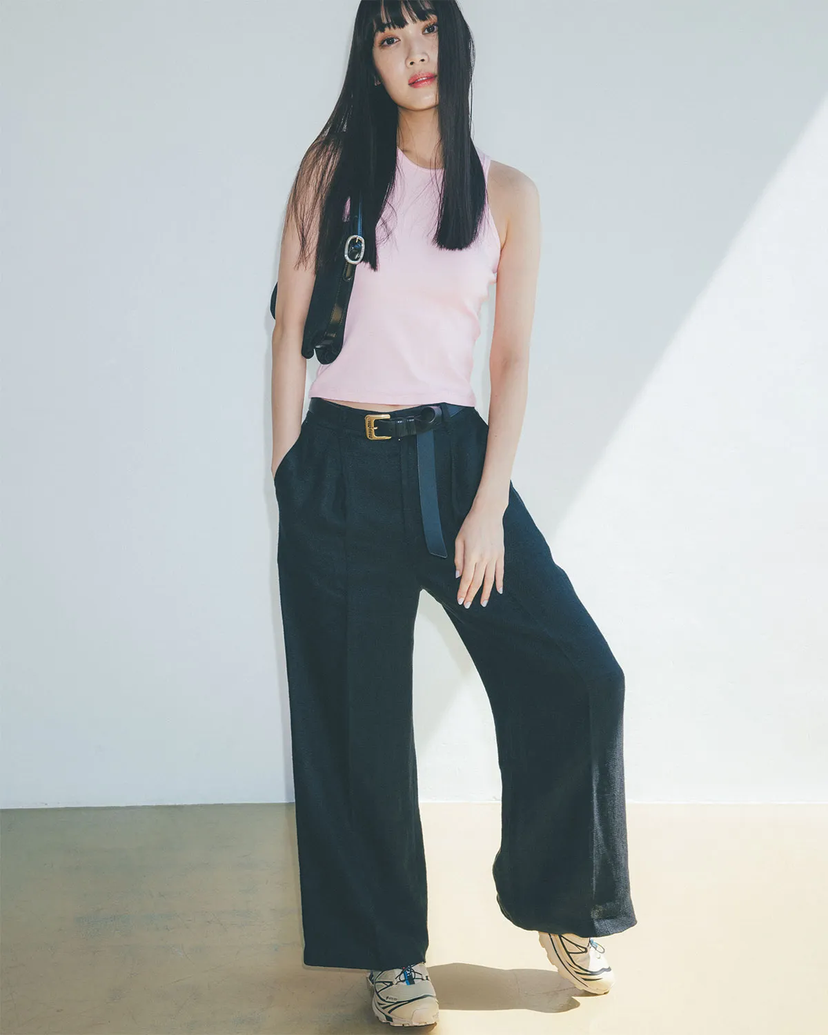 30代のきれいめコーデにおすすめのピンクタンクトップ×黒パンツの林田岬優さん