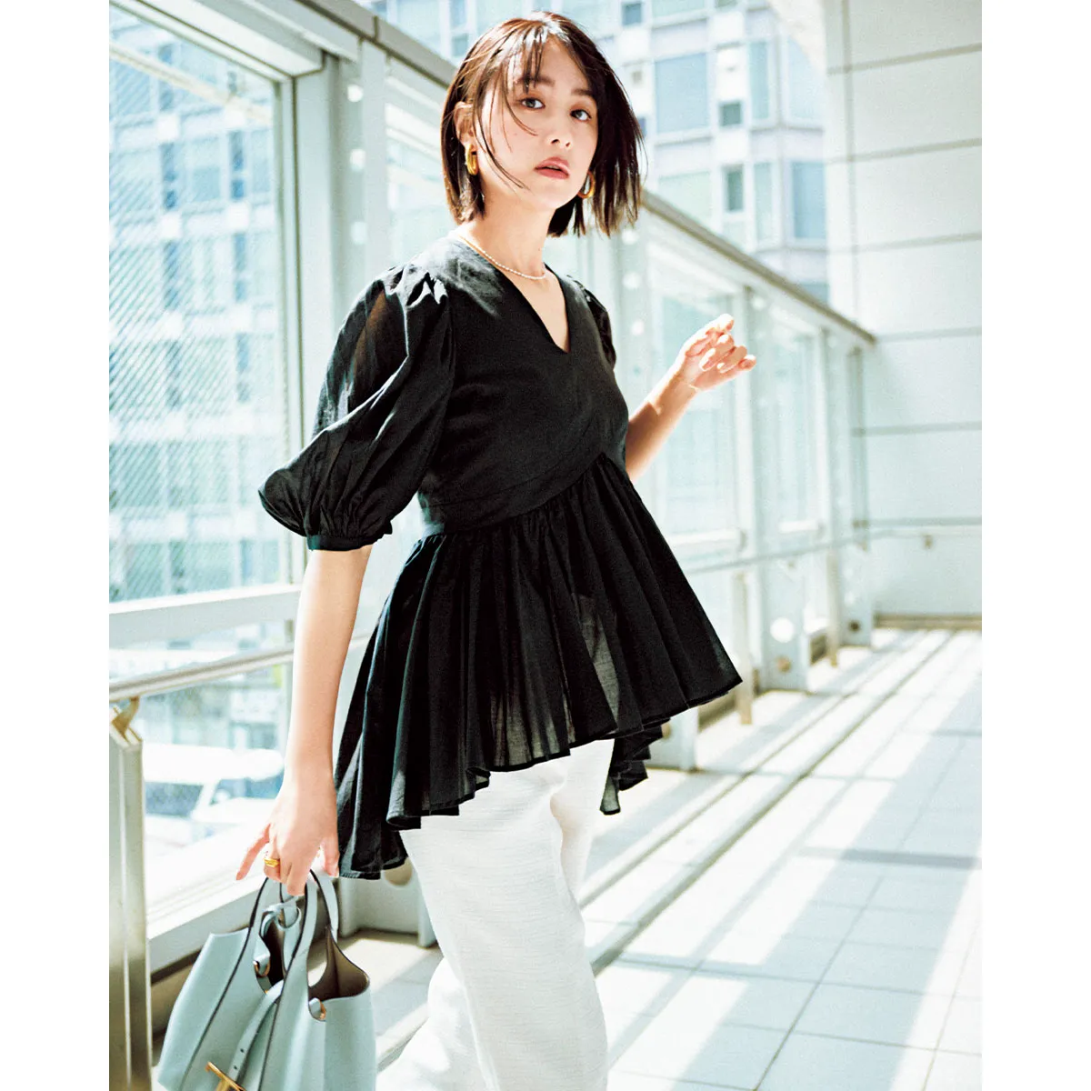 30代のきれいめコーデにおすすめの黒ブラウス×白パンツの山本美月さん