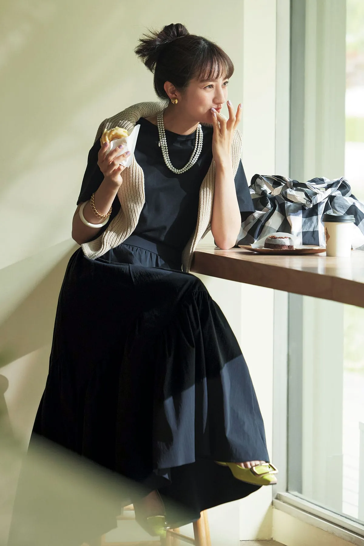 30代のきれいめコーデにおすすめの黒T×ティアードスカートの堀田 茜さん