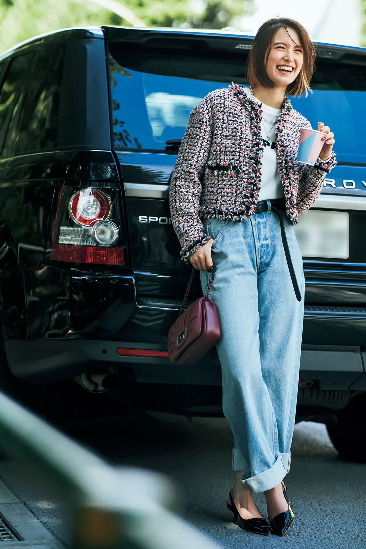 30代のきれいめコーデにおすすめのツイードジャケット×デニムパンツのトラウデン直美さん