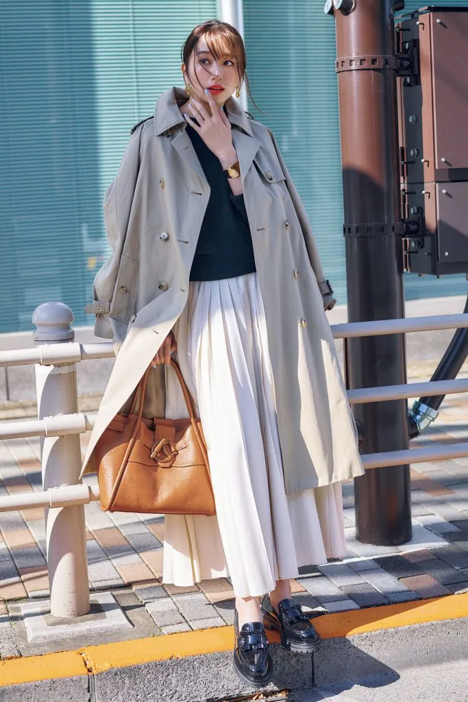 30代のきれいめコーデにおすすめのトレンチコート×プリーツスカートの鹿沼憂妃さん