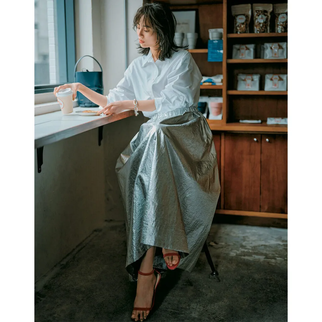 30代のきれいめコーデにおすすめの白シャツ×シルバースカートの土屋巴瑞季さん