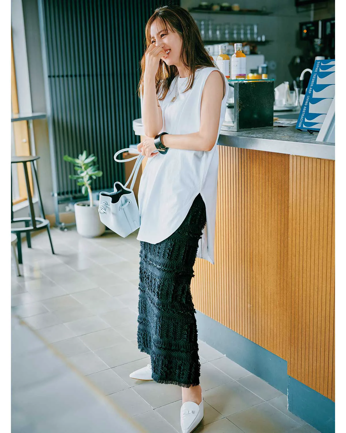 30代のきれいめコーデにおすすめのノースリトップス×タイトスカートの堀田 茜さん