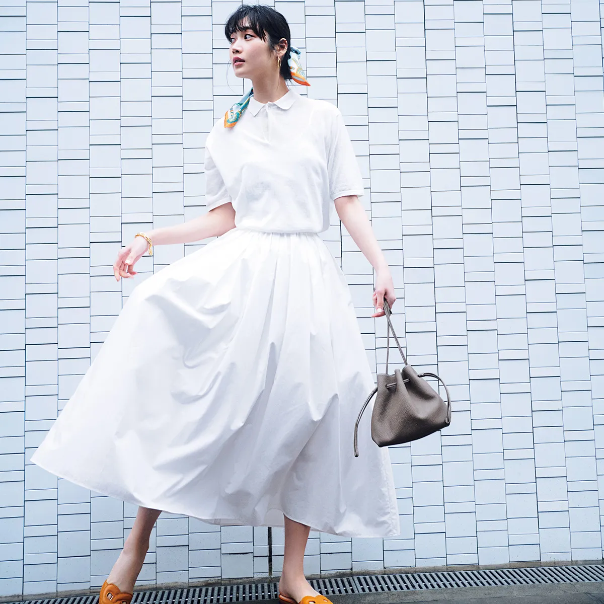 30代のきれいめコーデにおすすめの白ポロシャツ×白フレアスカートの林田岬優さん